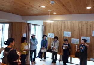 伊志嶺敏子さんよりエコハウスの説明を聞いている様子